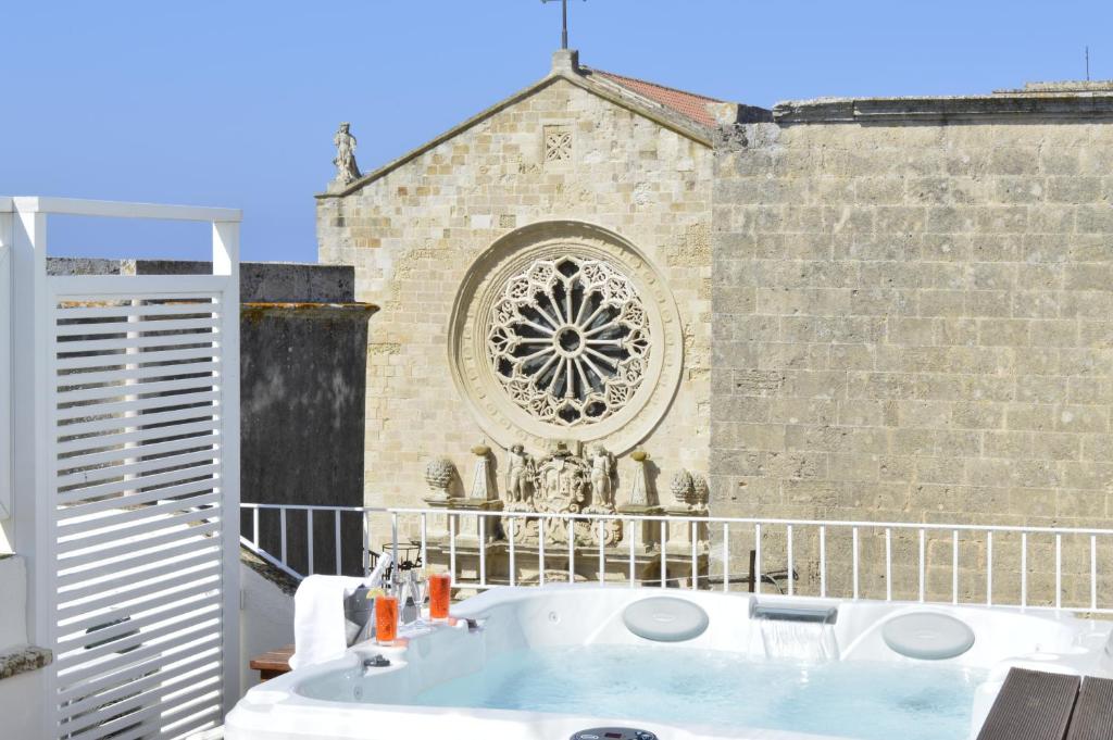 una vasca da bagno sul balcone di una chiesa di Cathedral Suite a Otranto