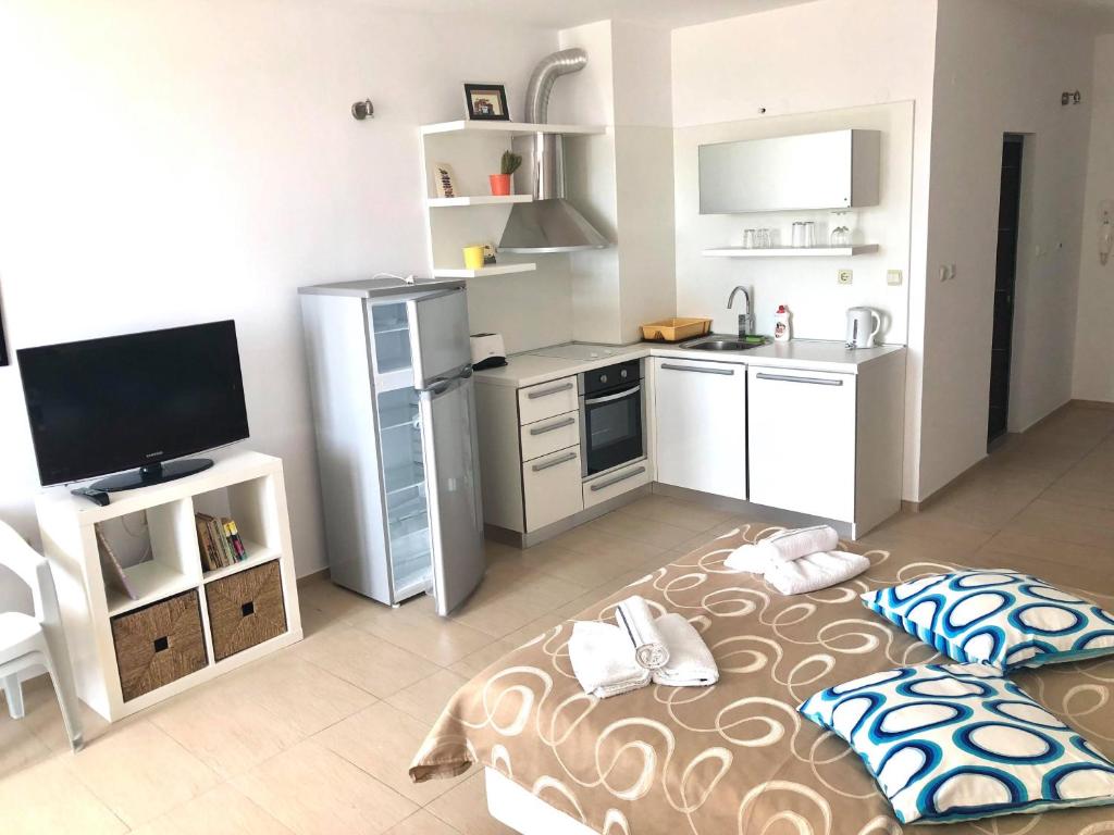 Dilov Apartments in Yalta Golden Sands - Deluxe Studio With Sea View With Free Parking