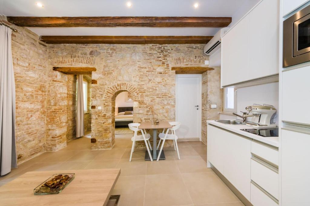 Kuchyň nebo kuchyňský kout v ubytování Kostela Luxury Suite by Belmont Realty