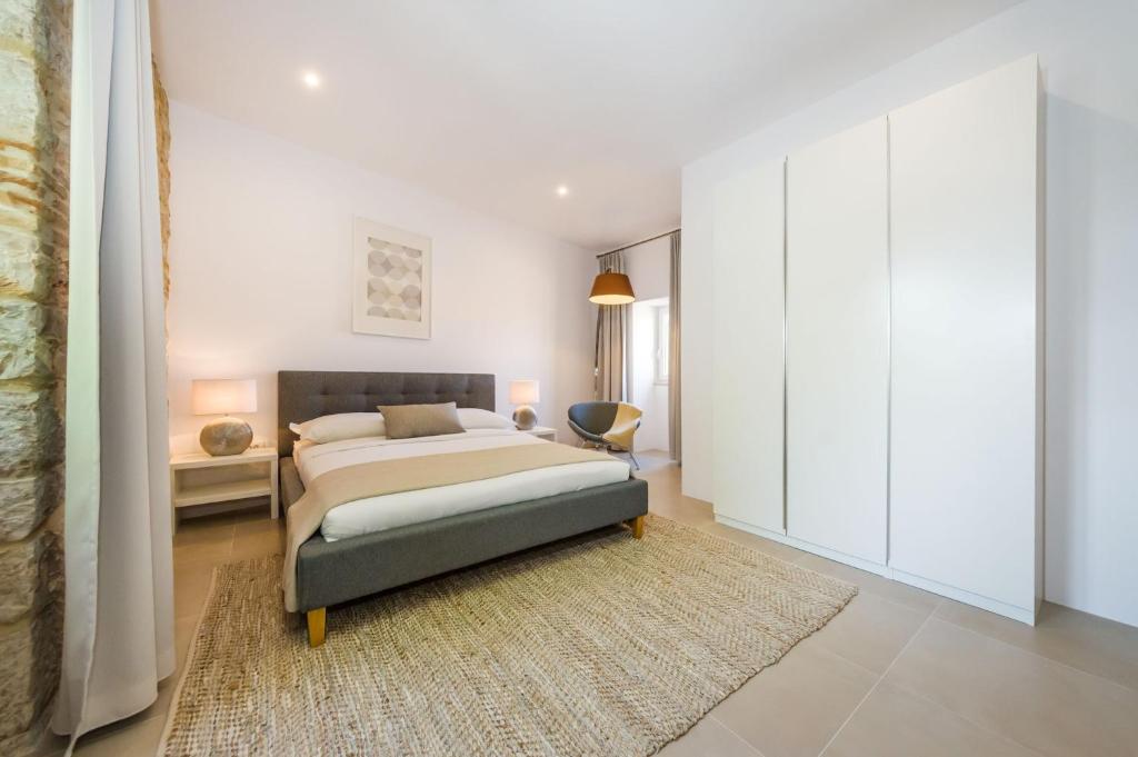 Postel nebo postele na pokoji v ubytování Kostela Luxury Suite by Belmont Realty