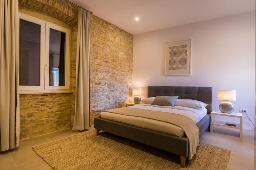 Postel nebo postele na pokoji v ubytování Kostela Luxury Suite by Belmont Realty