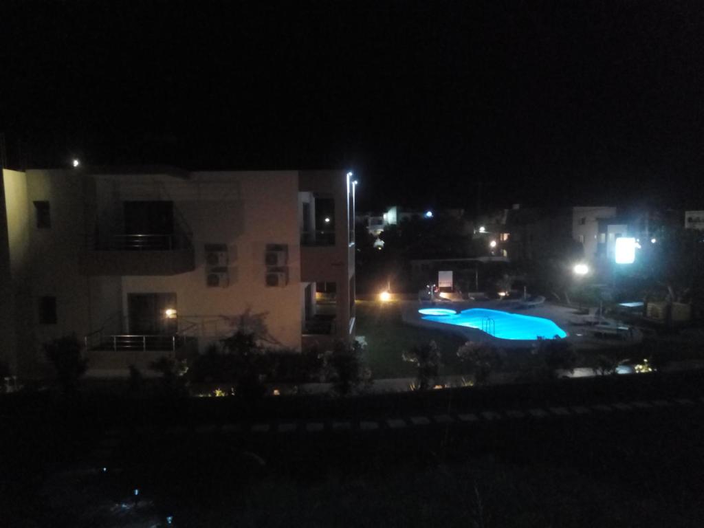 Basen w obiekcie Efrilias Studios & Apartments lub w pobliżu