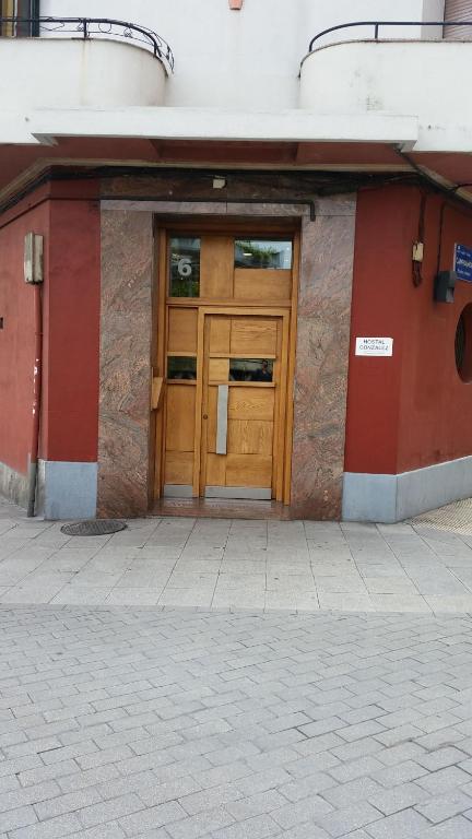 uma porta do lado de um edifício em Hostal González em Oviedo