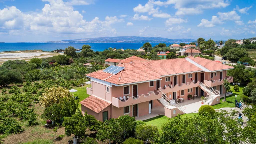 Cette chambre offre une vue sur une grande maison dotée d'un toit orange. dans l'établissement Mirtia Studios, à Minia