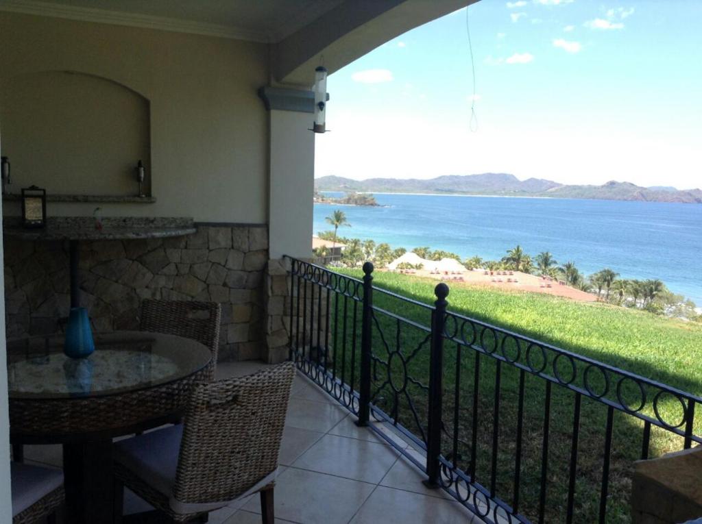 d'un balcon avec une table et une vue sur l'océan. dans l'établissement Oceanica Resort Flamingo, à Playa Flamingo