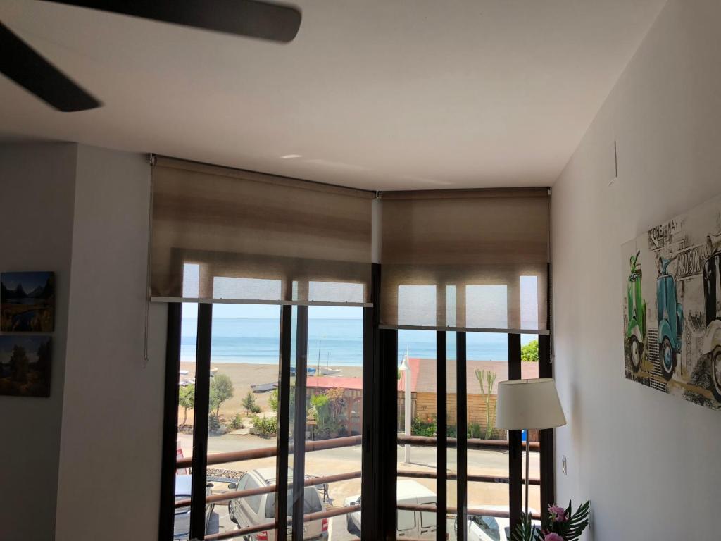 リンコン・デ・ラ・ビクトリアにあるCalle Victoria 33の海の景色を望む窓付きの客室です。