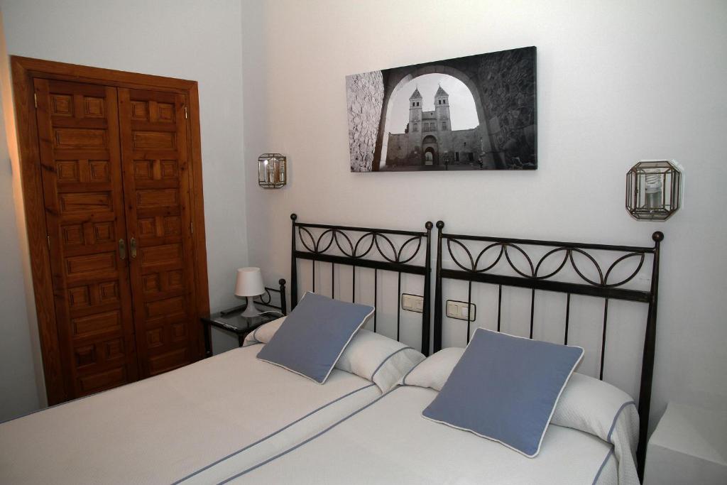 Posteľ alebo postele v izbe v ubytovaní Hostal la posada de Zocodover