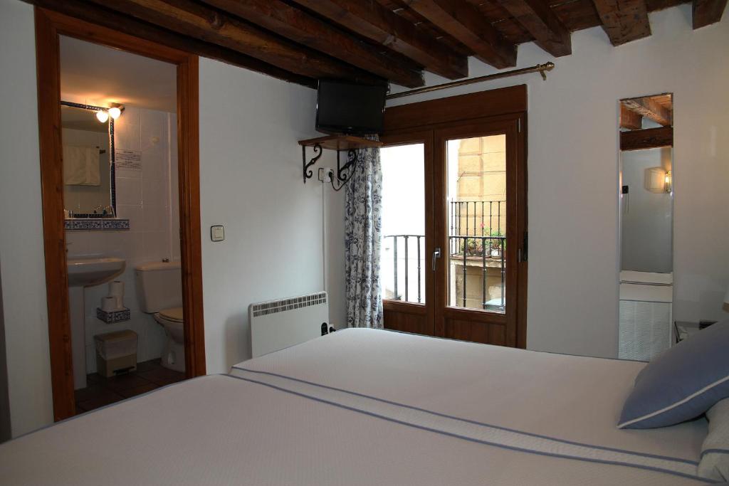 Posteľ alebo postele v izbe v ubytovaní Hostal la posada de Zocodover