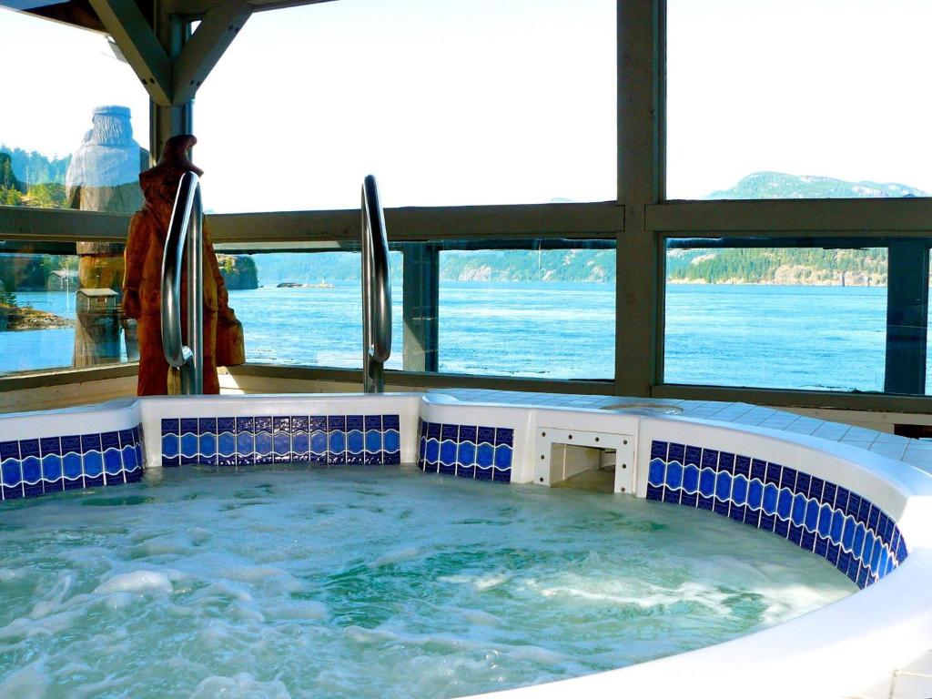 un jacuzzi en un crucero en Brown's Bay Resort, en Campbell River