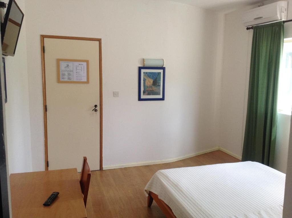 サンタ・バールバラ・デ・ネシェにあるQuinta do Atlanticoのベッド、テーブル、ドアが備わる部屋