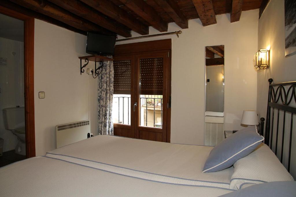 Posteľ alebo postele v izbe v ubytovaní Hostal la posada de Zocodover