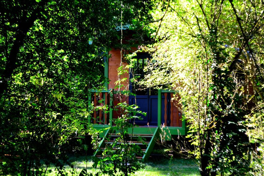a house with a colorful door in the woods at La Maison de l'Omignon in Vermand