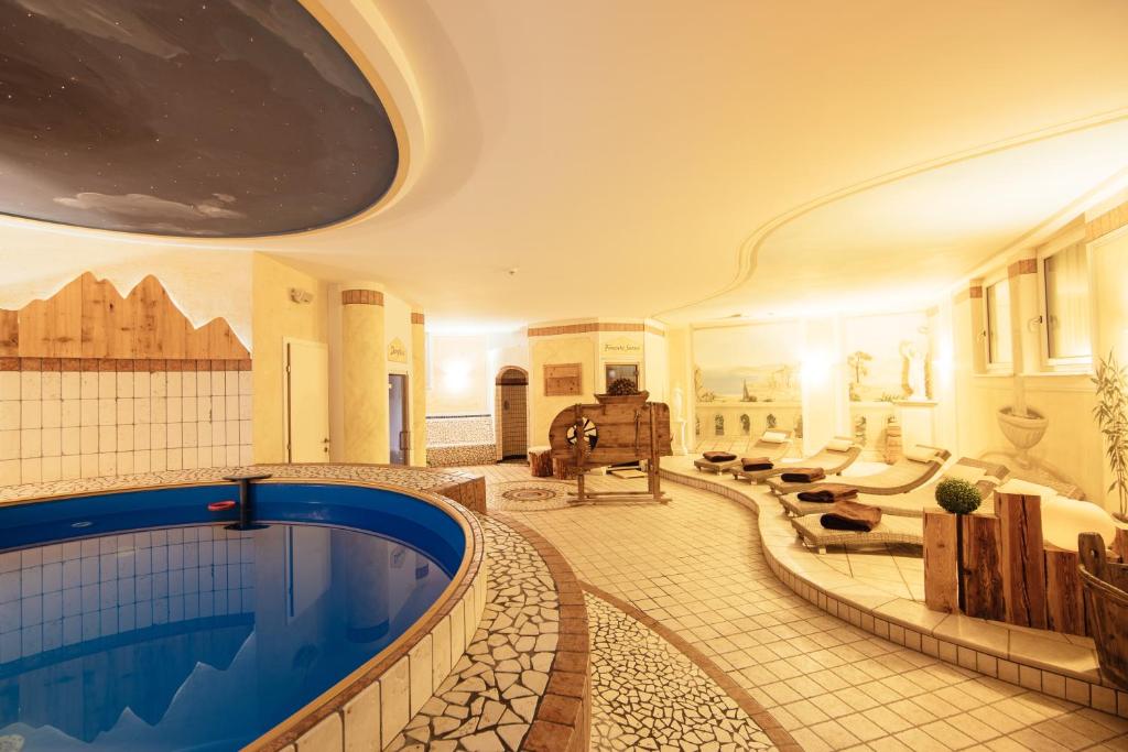 Bazén v ubytování Hotel Wildschütz nebo v jeho okolí