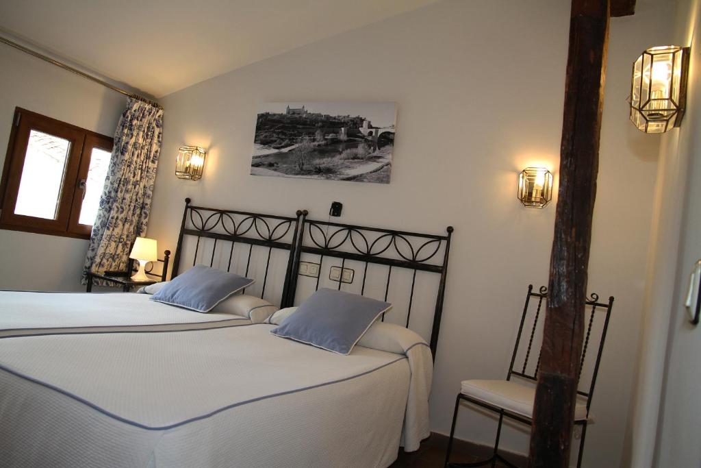 Posteľ alebo postele v izbe v ubytovaní Hostal la posada de Zocodover