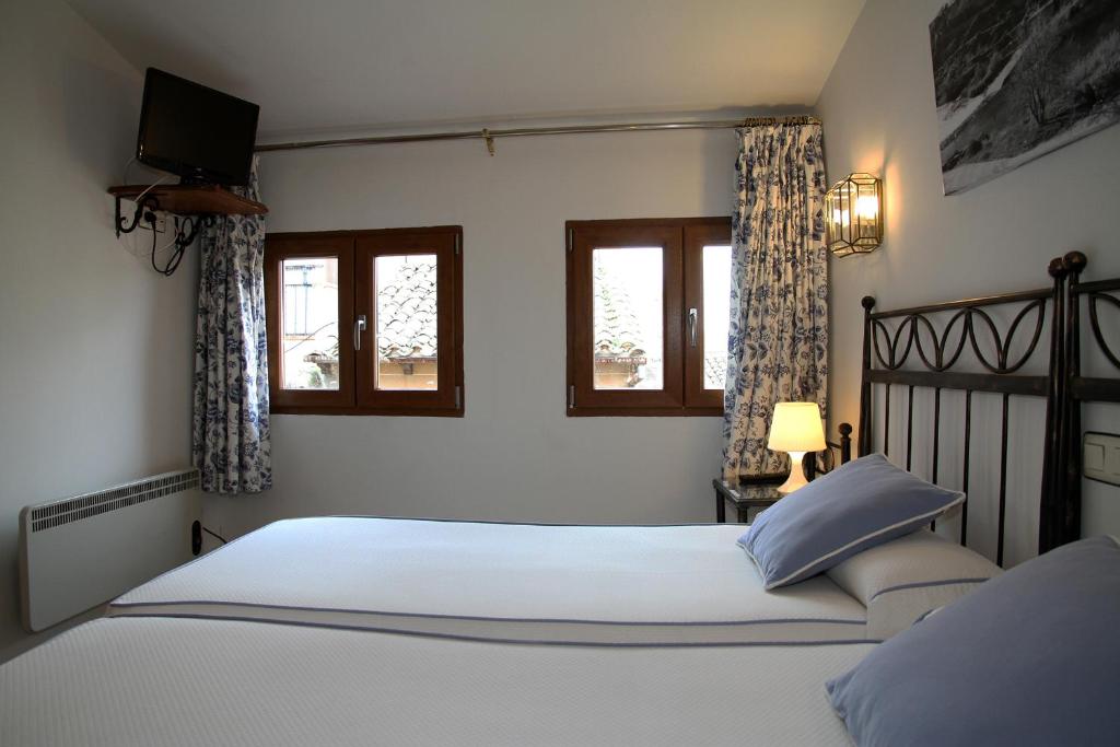 Posteľ alebo postele v izbe v ubytovaní Hostal la posada de Zocodover