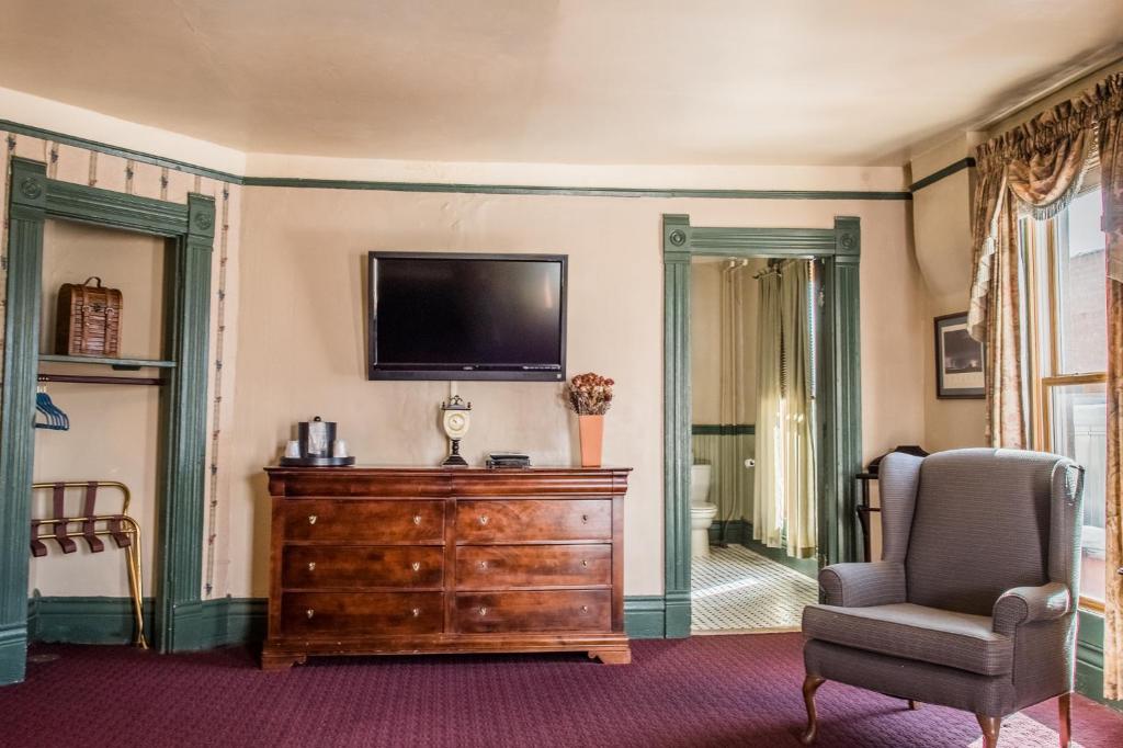 TV a/nebo společenská místnost v ubytování Weatherford Hotel