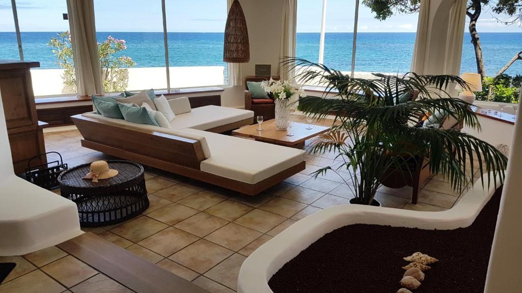 uma sala de estar com vista para o oceano em Loro Verde em Playa Honda