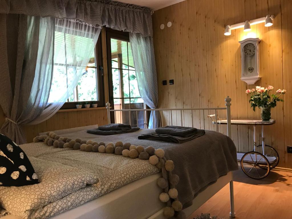 een slaapkamer met een bed en een raam bij Domek Nad Jeziorem Piasutno Mazury in Piasutno