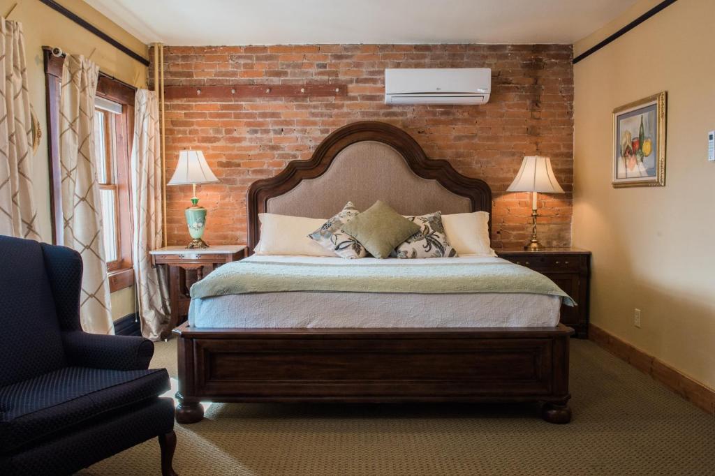 Postel nebo postele na pokoji v ubytování Weatherford Hotel