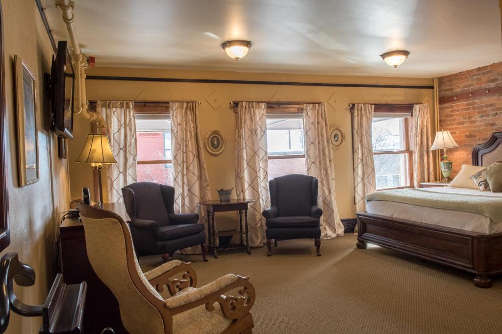 Postel nebo postele na pokoji v ubytování Weatherford Hotel