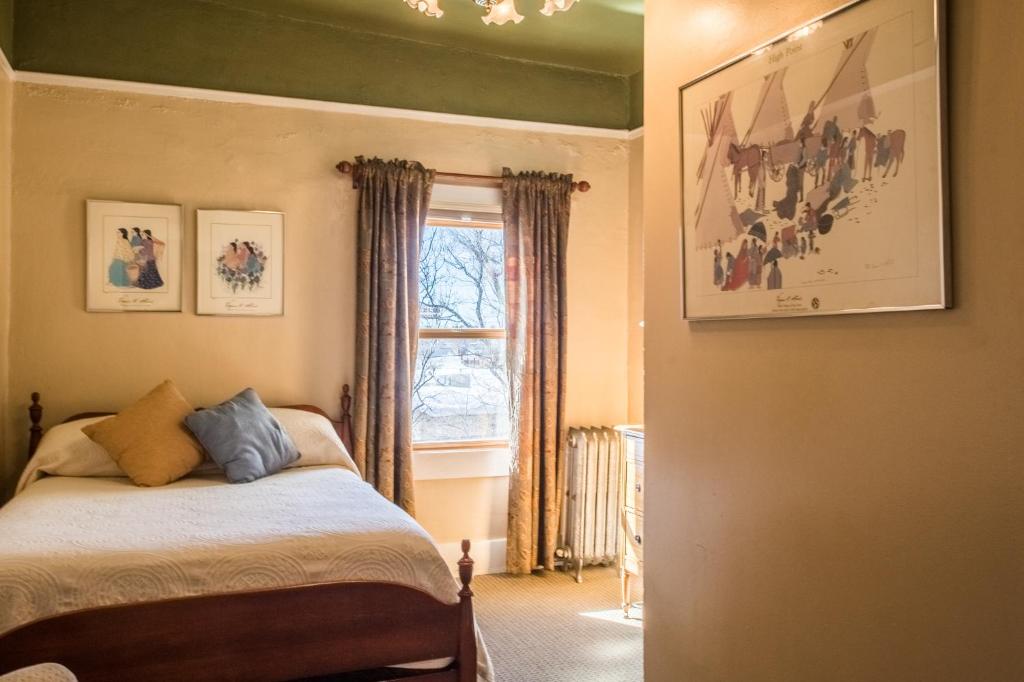 Postel nebo postele na pokoji v ubytování Weatherford Hotel
