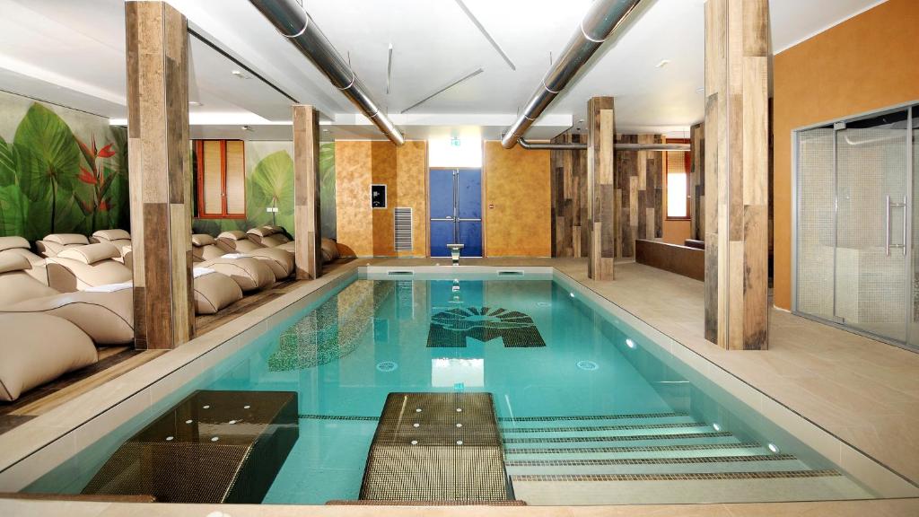 Bazén v ubytování Marina Palace Hotel 4 stelle S nebo v jeho okolí