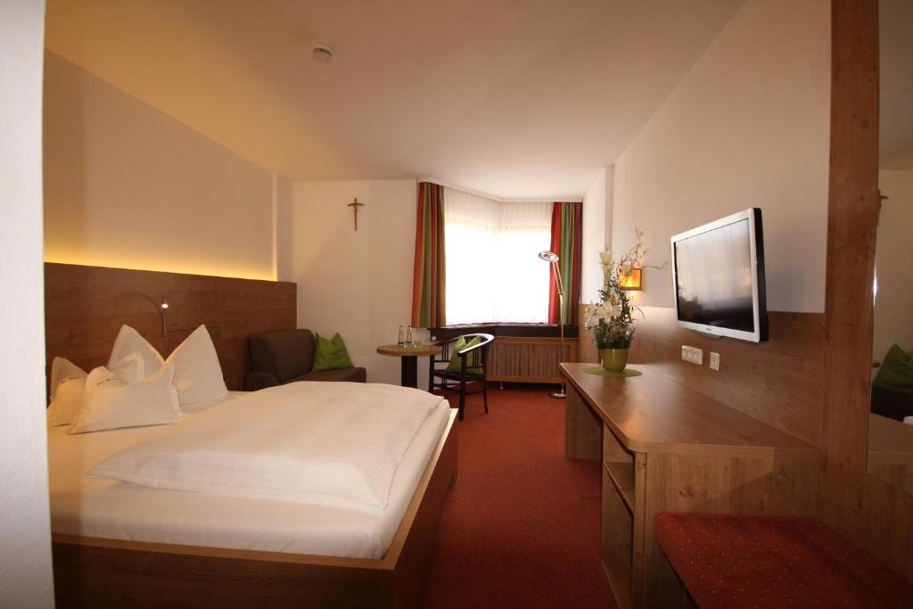 Postel nebo postele na pokoji v ubytování Isar Hotel