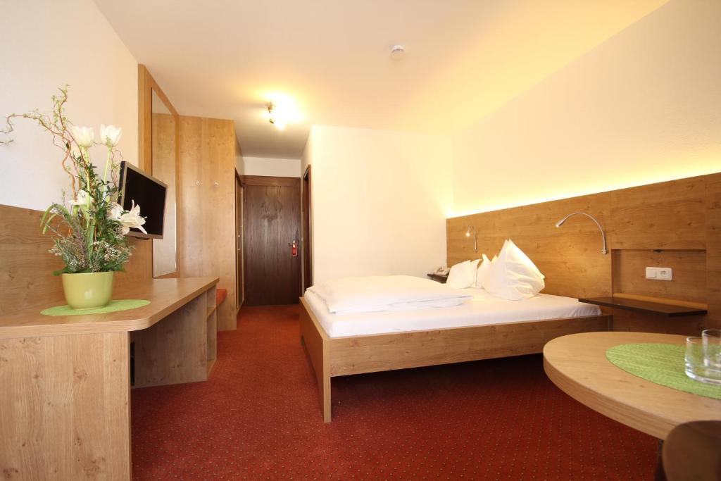 Postel nebo postele na pokoji v ubytování Isar Hotel