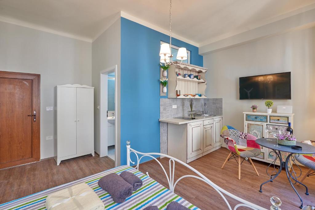 Old City Romanitic Studios 1 with FREE private parking, Pula (updated prices 2025) - 4