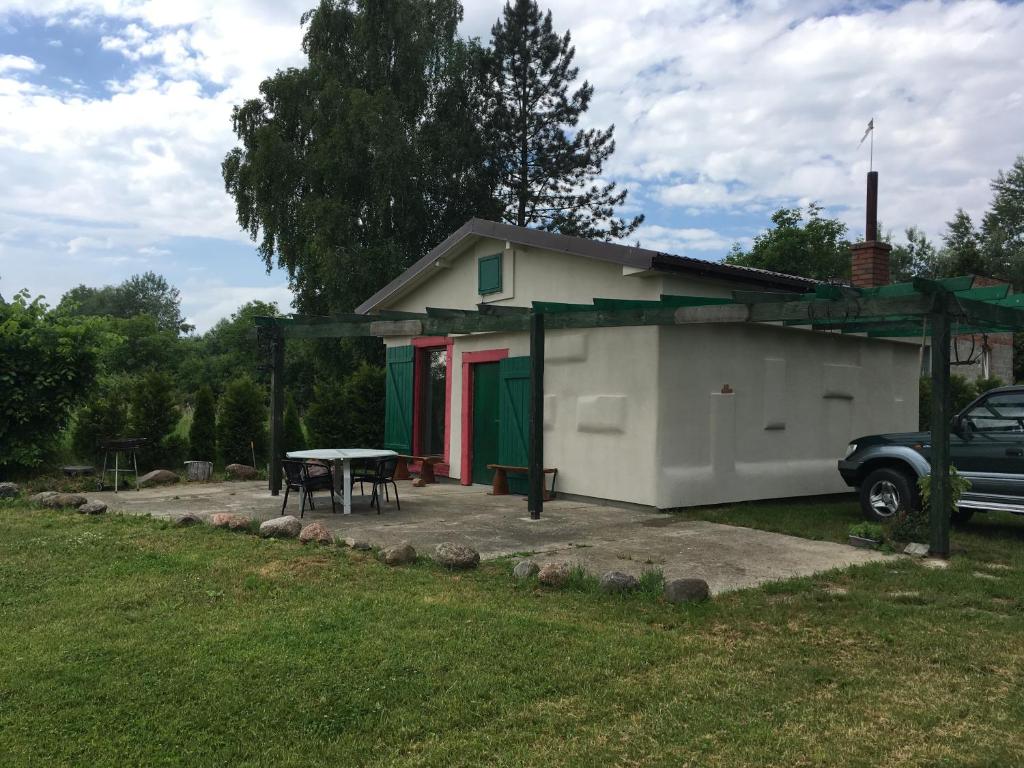 ein kleines Haus mit einem Picknicktisch davor in der Unterkunft Chata nad Wisłą u Macieja in Dobrzyków