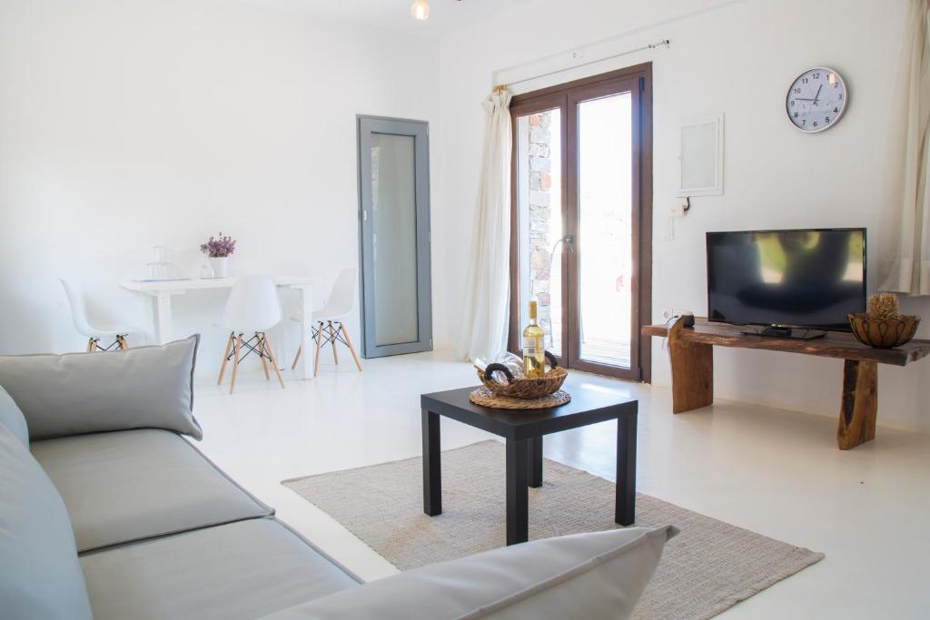 TV a/nebo společenská místnost v ubytování Spathi Beach Suites Kea