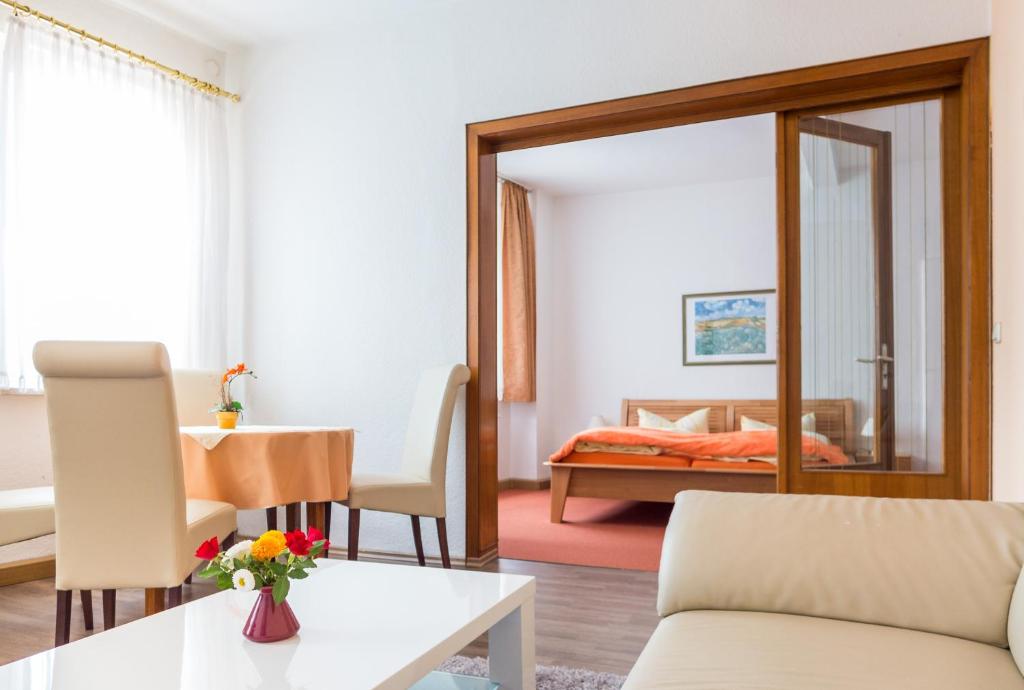 un soggiorno con divano e una camera da letto di Hotel Weltrich a Saalfeld
