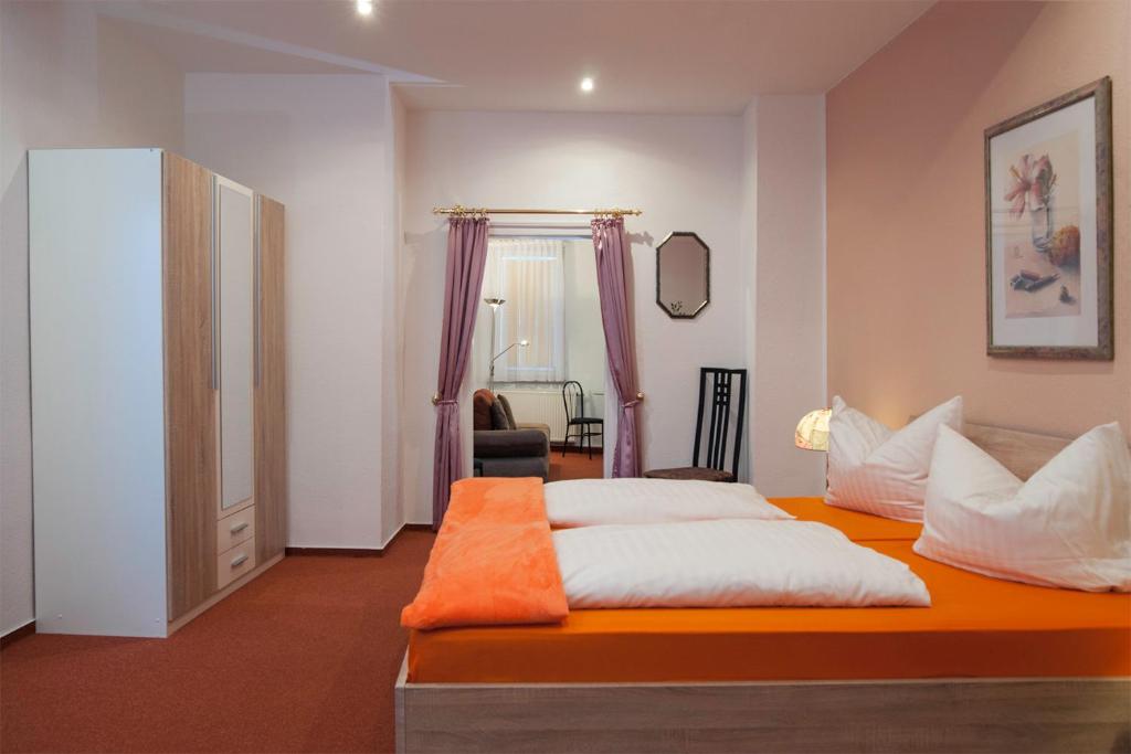 Letto o letti in una camera di Hotel Weltrich