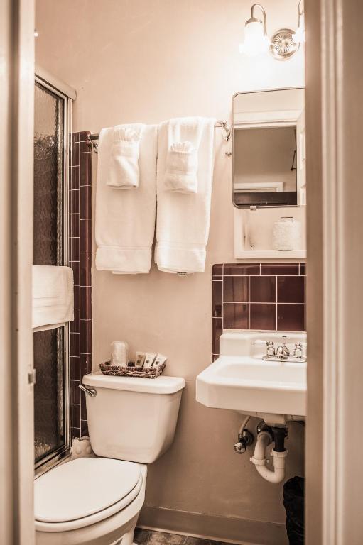 Koupelna v ubytování Weatherford Hotel