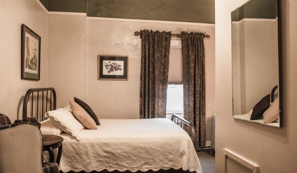 Postel nebo postele na pokoji v ubytování Weatherford Hotel