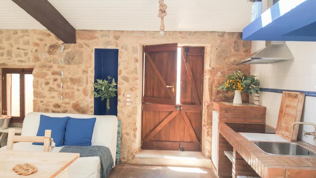 un soggiorno con divano e porta in legno di Casiña Mariñeira a San Pedro