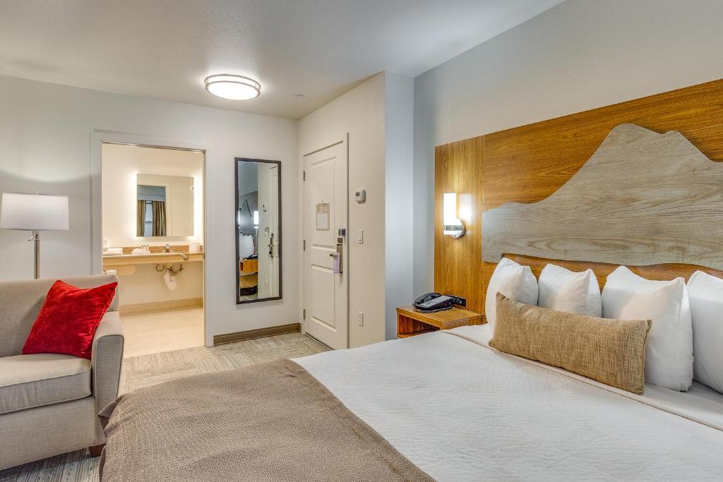 Postel nebo postele na pokoji v ubytování Marshall Suites