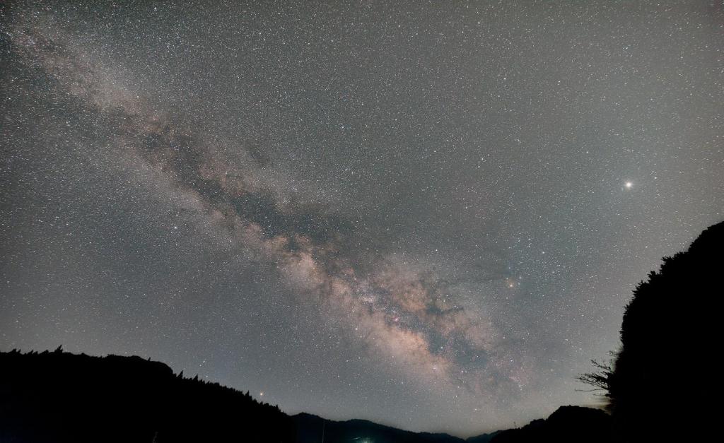 a milky way galaxy in the night sky at 星に抱かれる宿アドノアン Share Creative&Bed adonoan in Takeo