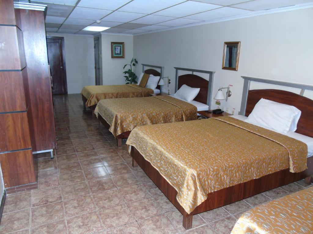Postel nebo postele na pokoji v ubytování Hotel Malecon Inn