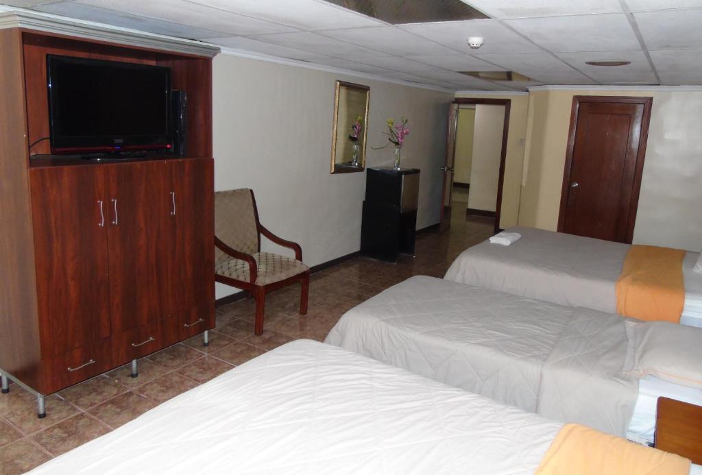 TV a/nebo společenská místnost v ubytování Hotel Malecon Inn