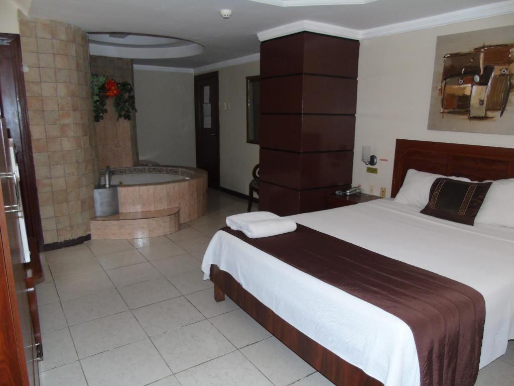 Postel nebo postele na pokoji v ubytování Hotel Malecon Inn