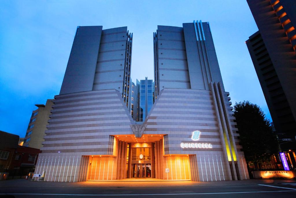 札幌的住宿－札幌坤特薩酒店，一座有两座高楼房的城市建筑