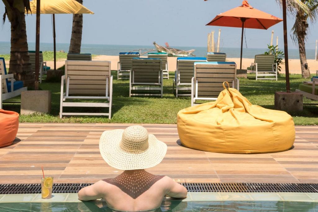 Bazén v ubytování Hotel J Negombo nebo v jeho okolí