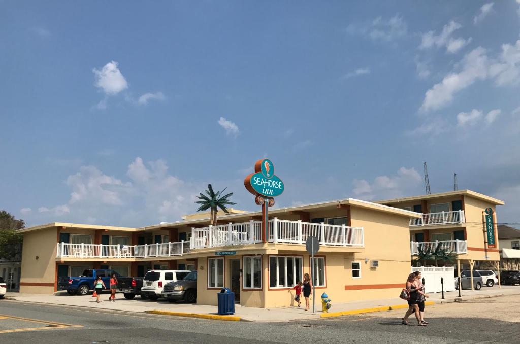 een gebouw met een bord ervoor bij Seahorse Inn in Wildwood