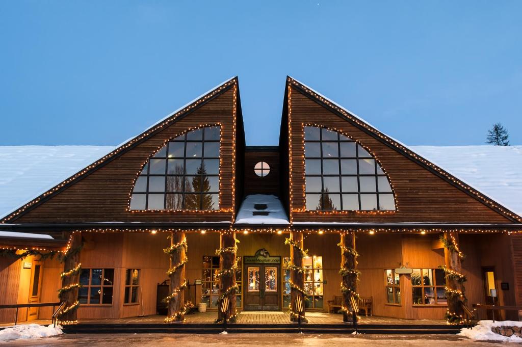 ein Haus mit Weihnachtslichtern an der Vorderseite in der Unterkunft Grouse Mountain Lodge in Whitefish