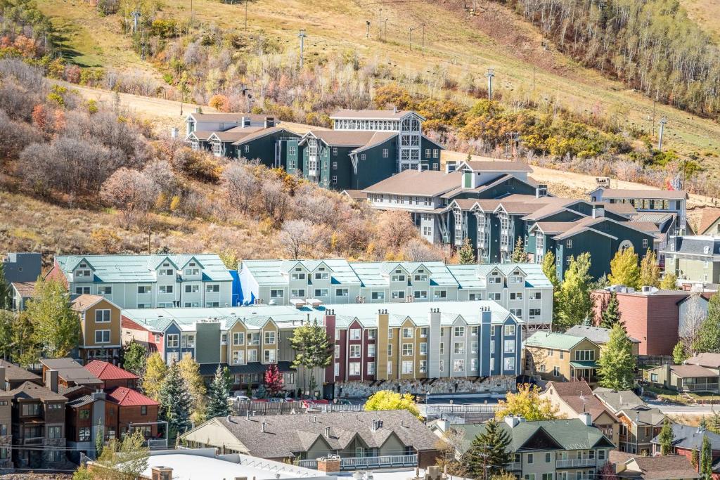 una vista aerea di una città con case di Sweetwater Lift Lodge a Park City