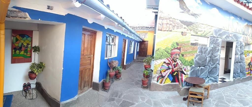 un edificio con un murale sul lato di Chelitos Backpacker a Cuzco
