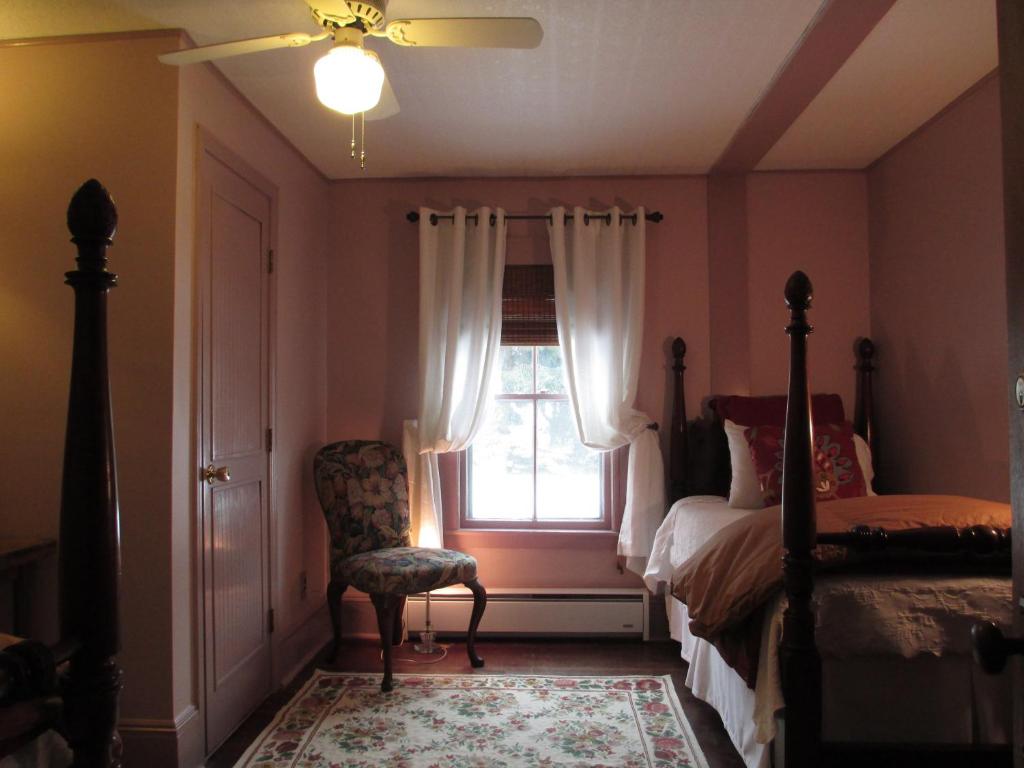 Follansbee Inn - Twin Room
