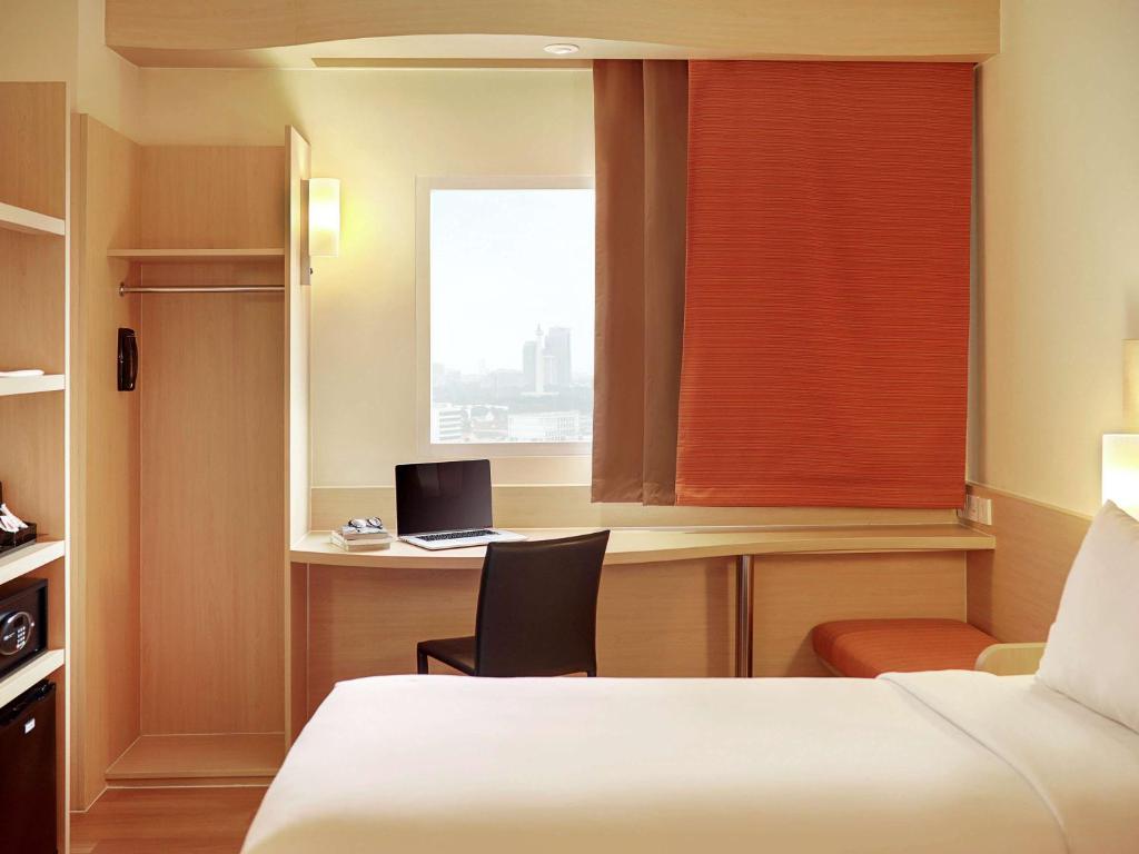 Postel nebo postele na pokoji v ubytování Ibis Jakarta Harmoni