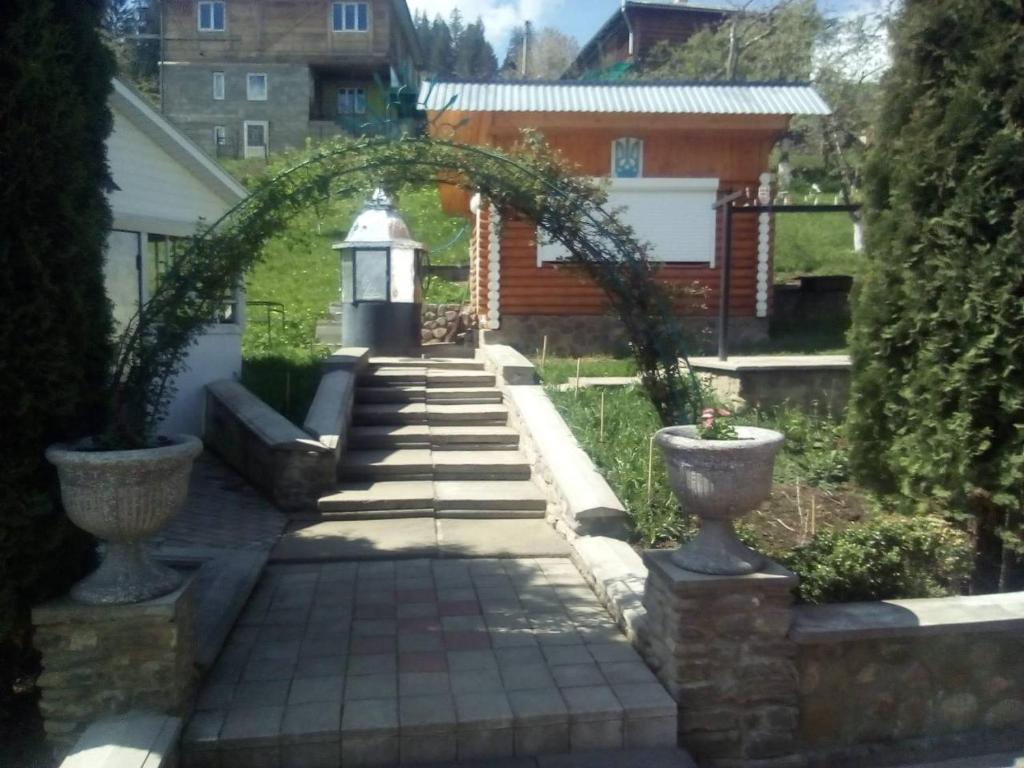 un arco en el patio trasero de una casa en Садиба у Власія, en Putyla